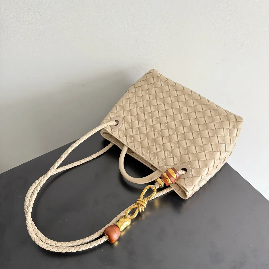 The new Andiamo batch of 3060 BV is shipped‼ ️The classic intercciato weaving process is used to create a soft bag, the metal knot is made of micro-cast aluminum using jewelry technology🪢, and the decorative beads are made of metal and hand-polished oak, allowing you to jump repeatedly between elegance and fun💃, making it unpredictable. Classic and versatile, it shows off your temperament, and the bag has a large capacity, making it very convenient for daily commuting! It has a variety of carrying methods, the shoulder straps can be adjusted by yourself, the original lambskin feels soft and delicate, and the unisex style breaks gender boundaries and brings a more practical and long-lasting use experience. The Andiamo, which has both elegant and casual styles, perfectly interprets the "fashionable old money style". Style number: 743568+wood hardware Color: light brown Size: 25*22*10.5cm